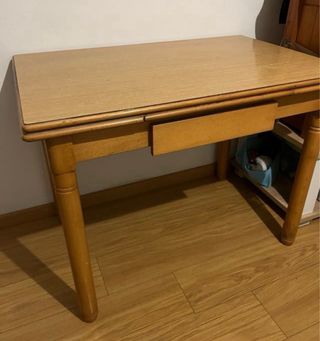 Mesa de comedor de madera color beige/marrón