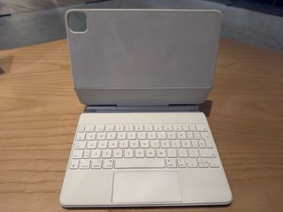 iPad Pro 11 4ª Gen (2022) + MAGIC KEYBOARD(REBAJA)