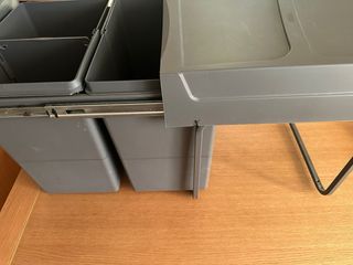 Cubo basura bajo fregadero