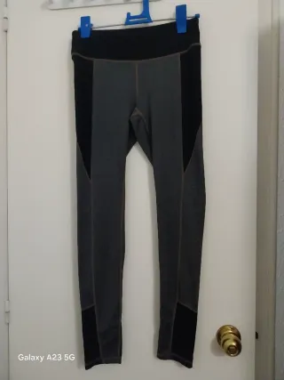 Pantalón deportivo gris y negro