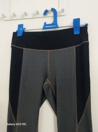 Pantalón deportivo gris y negro