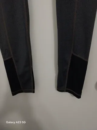 Pantalón deportivo gris y negro