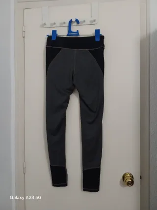 Pantalón deportivo gris y negro