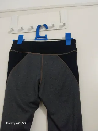 Pantalón deportivo gris y negro