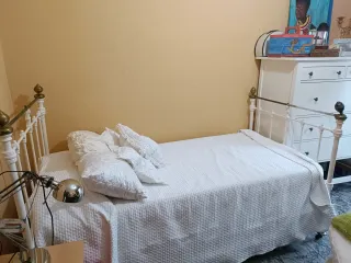 Cama antigua de hierro forjado.