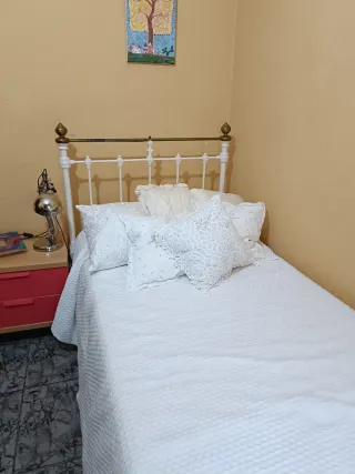 Cama antigua de hierro forjado.