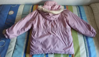 Parka niña rosa con capucha de pelo desmontable