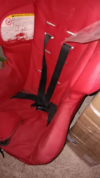 Silla de coche infantil roja