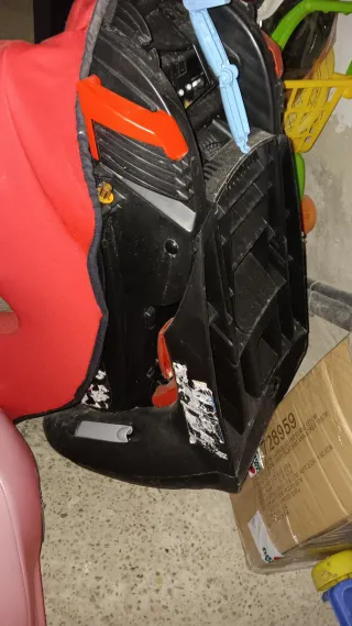 Silla de coche infantil roja