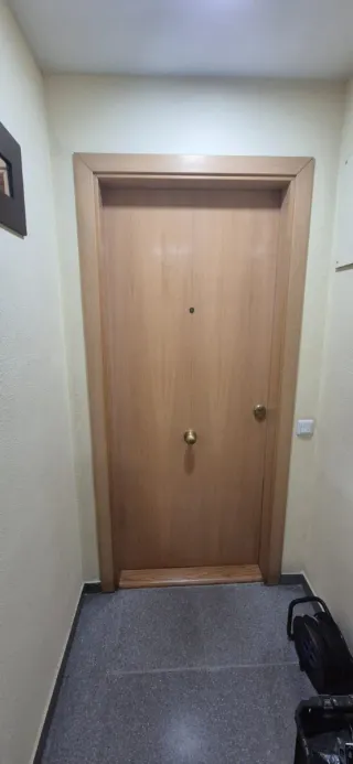 Puerta blindada con cerradura