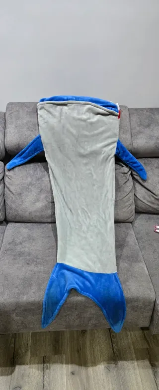 Manta saco tiburón niño