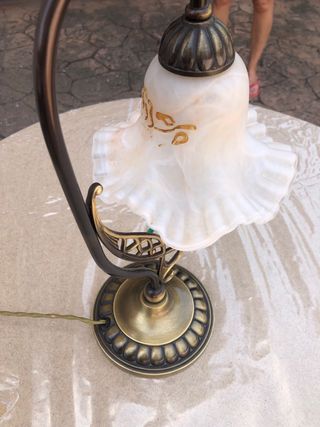 conjunto de lámparas de mesa y techo doradas