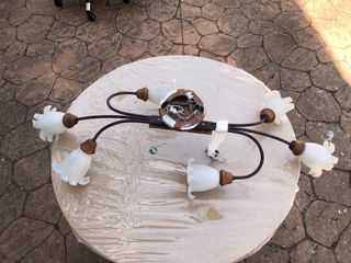 conjunto de lámparas de mesa y techo doradas