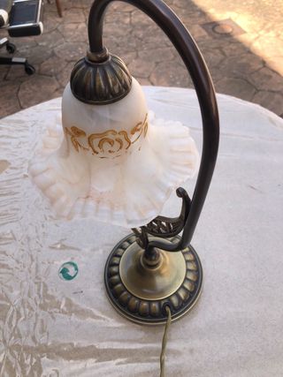 conjunto de lámparas de mesa y techo doradas