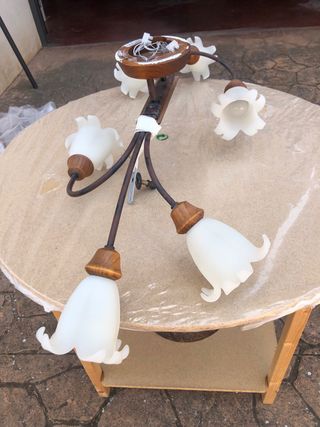 conjunto de lámparas de mesa y techo doradas