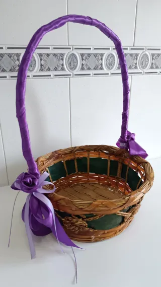Cesta de mimbre con lazadas moradas