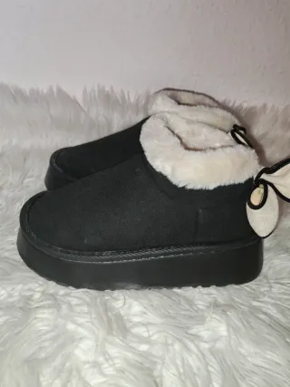 Botines negros con detalle blanco