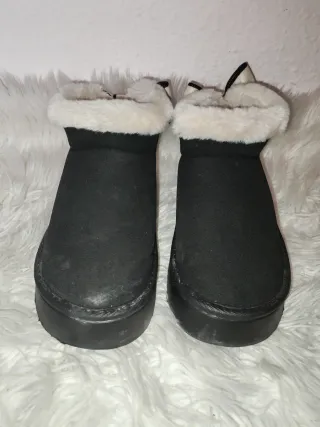 Botines negros con detalle blanco