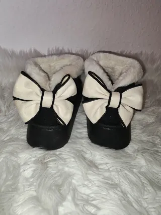 Botines negros con detalle blanco