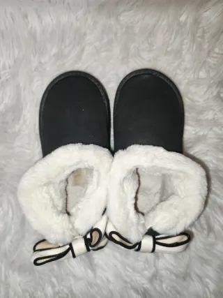 Botines negros con detalle blanco