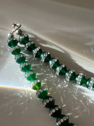 Collar de cuentas verdes con detalles plateados