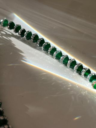 Collar de cuentas verdes con detalles plateados