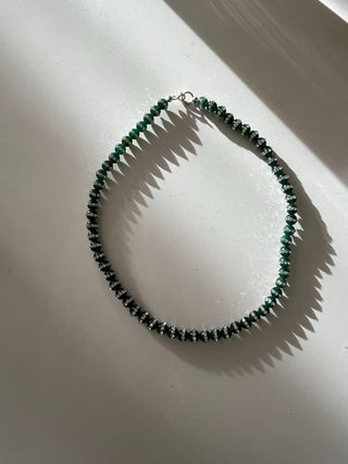 Collar de cuentas verdes con detalles plateados