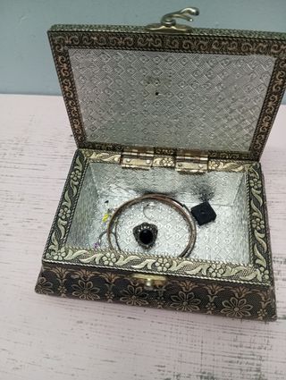 Caja de joyería antigua metal decorada