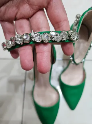 Tacchi raso verdi con strass