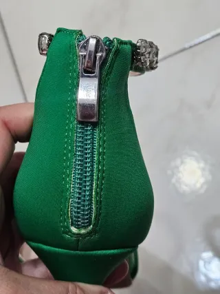 Tacchi raso verdi con strass