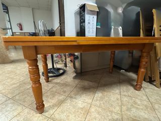 Mesa de comedor de madera