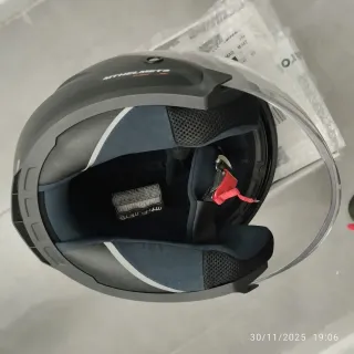 Casco de moto negro con visera