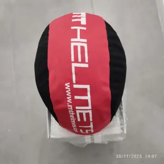 Casco de moto negro con visera