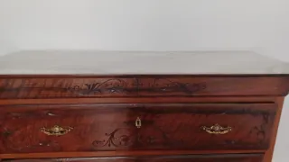 Cómoda antigua de madera con detalles