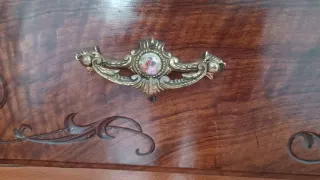 Cómoda antigua de madera con detalles