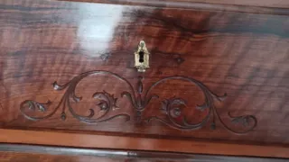 Cómoda antigua de madera con detalles