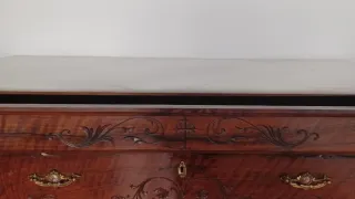 Cómoda antigua de madera con detalles