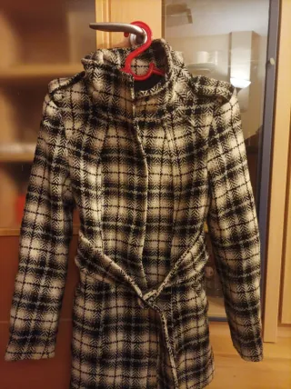 Elegante abrigo cuadros blanco y negro