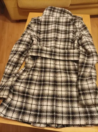 Elegante abrigo cuadros blanco y negro