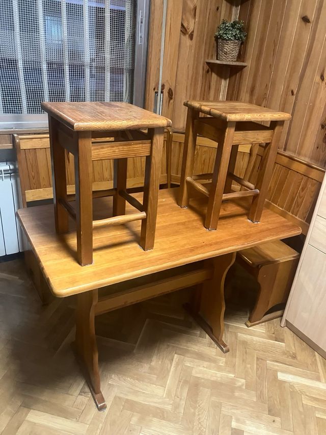 Mesa de madera con 2 taburetes y banco
