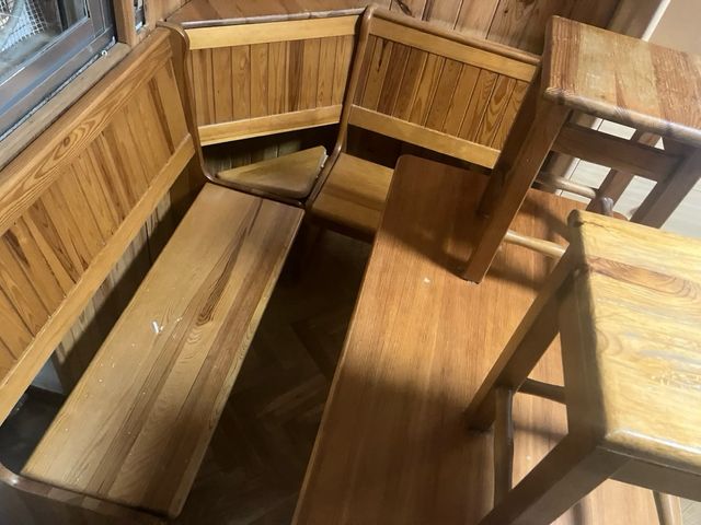 Mesa de madera con 2 taburetes y banco