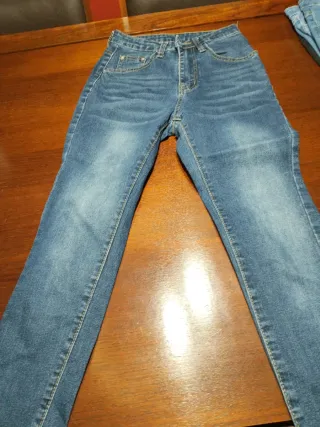 Pantalones pitillo chica talla XS rotos