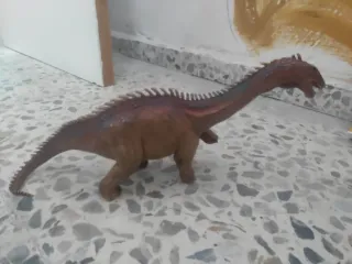 Dinosaurio de juguete marrón