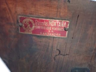 Básculas antiguas de madera y metal