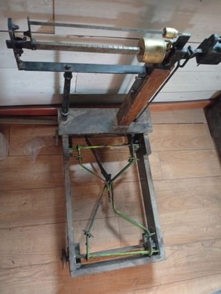 Básculas antiguas de madera y metal