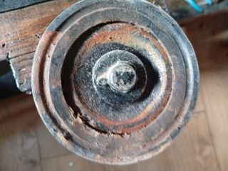 Básculas antiguas de madera y metal