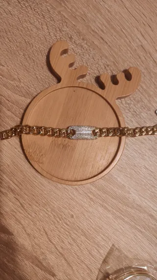 Pulsera dorada con eslabones y circonitas