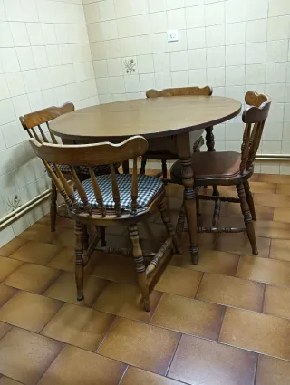 Mesa y 4 sillas madera maciza