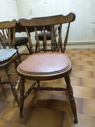 Mesa y 4 sillas madera maciza