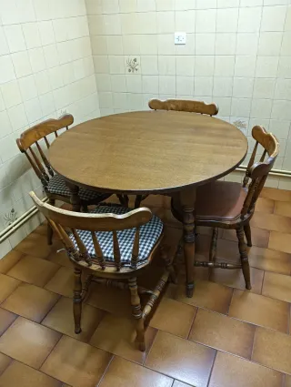 Mesa y 4 sillas madera maciza